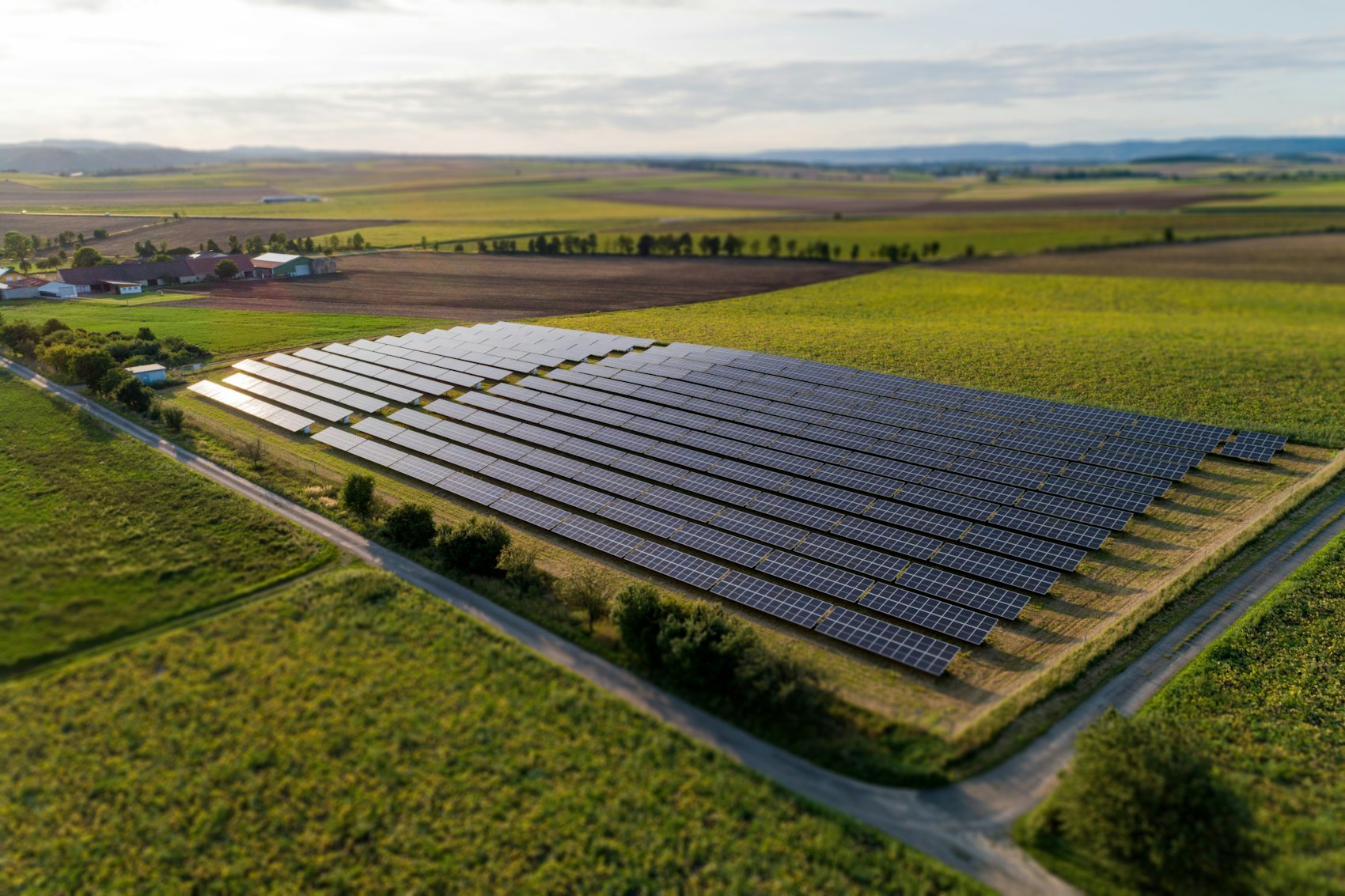 Paneles solares montados en un campo para bombeo y producción agrícola