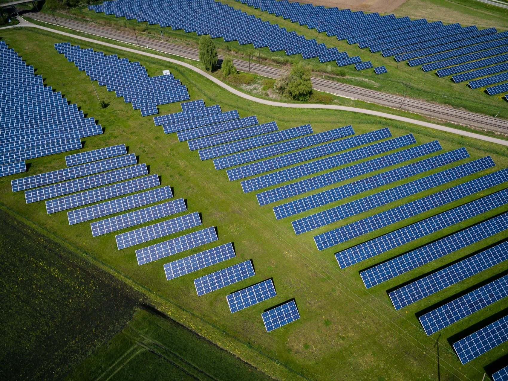 Parque solar de gran escala instalado sobre terreno abierto
